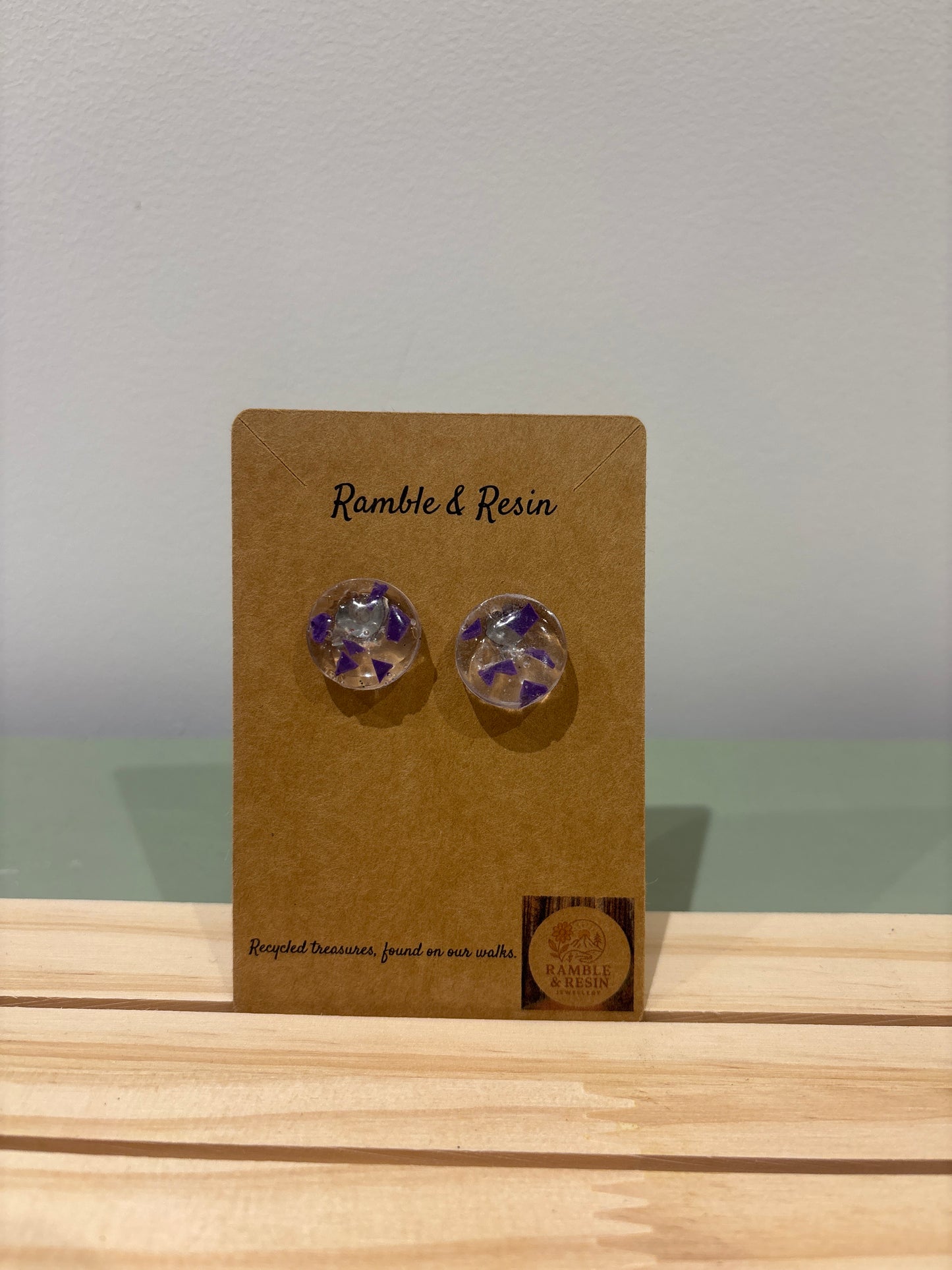 Medium stud earrings