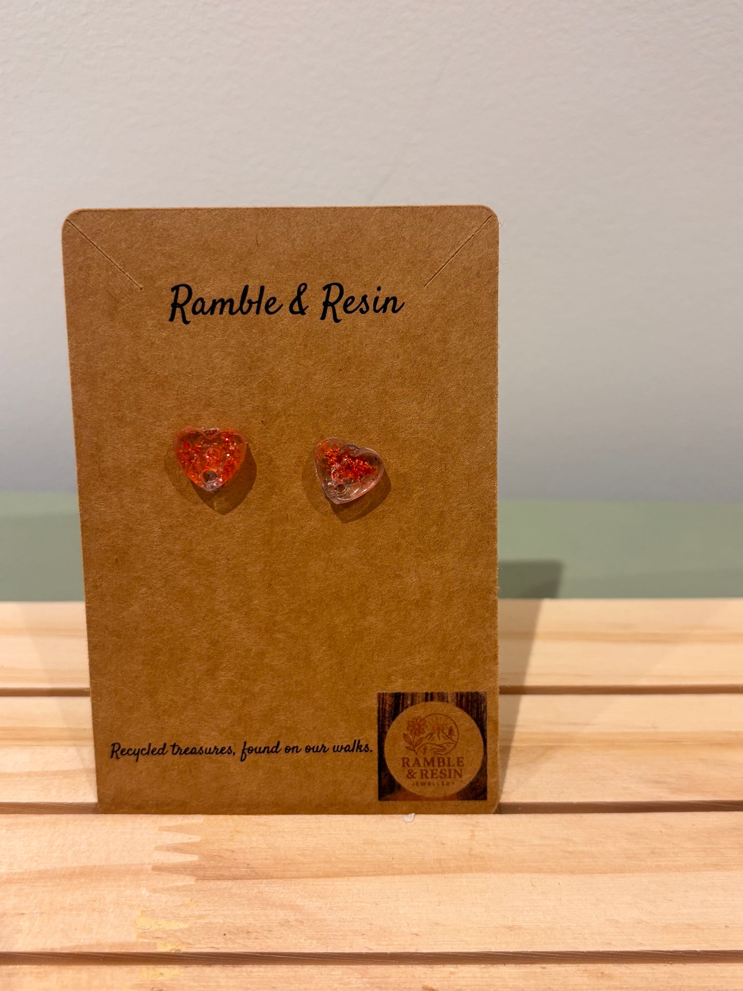 Red heart small stud earrings